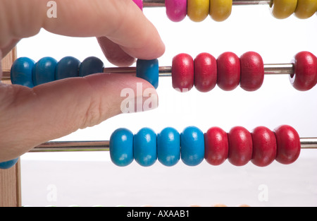 Abacus mit farbigen Perlen zählen Stockfoto