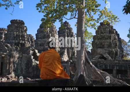 Mönch mit buddhistischen Statuen in Banteay Kdei Angkor, Kambodscha Stockfoto
