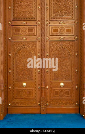 Holztüren in der Sultan Qaboos Grand Moschee in Muscat, der Hauptstadt des Oman. Stockfoto