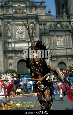Aztekentaenzer v.d. Kathedrale, Mittelamerika, Mexiko Stockfoto