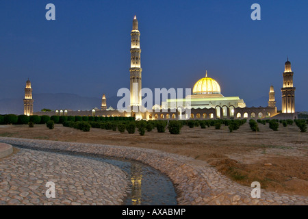 Abenddämmerung Blick auf die Sultan Qaboos Grand Moschee in Muscat, der Hauptstadt des Oman. Stockfoto