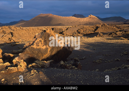 Vulkanlandschaft mit erloschenen Kratern, Lanzarote, Kanarische Inseln, Spanien Stockfoto