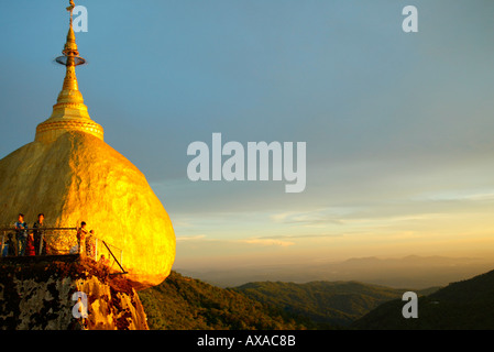 Sunset Golden Rock Pagode Mon state Burma Myanmar Stockfoto