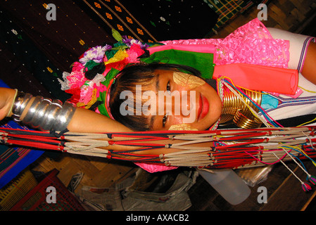 Burmesische Frau ruht in Hängematte Ban Huay Sao Thao in der Nähe von Mae Hong Son Nordwest-Thailand Stockfoto