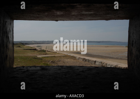 BLICK DURCH MASCHINENGEWEHR POSITION IM DEUTSCHEN BUNKER JERSEY KANALINSELN Stockfoto