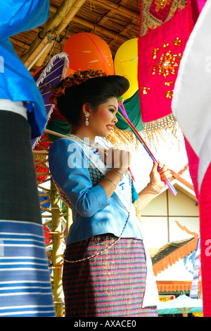 Konkurrent in der Bo Sang Umbrella Festival Schönheitswettbewerb erhält Ballons nach Popularität Chiang Mai Thailand Stockfoto