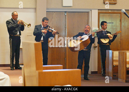 Mexikanische Mariachi Musiker spielen und singen in der Kirche Einstellung. Stockfoto