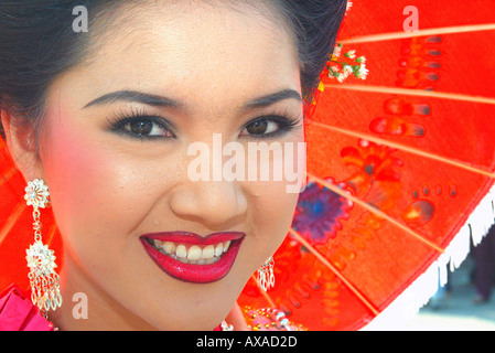 Junge Frau in Bo Sang Umbrella Festival Schönheitswettbewerb in der Nähe von Chiang Mai Nord Thailand Stockfoto