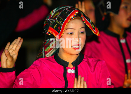 Mädchen-Tänze in Kulturshow Bergvolk Kostüme Luang Prabang Laos Stockfoto