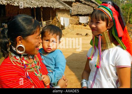 Karen, Kayah, Bre Frau mit Baby spricht Karen Kayan Frau in Birma Bergvolk Flüchtling Dorf Nord Thailand Stockfoto