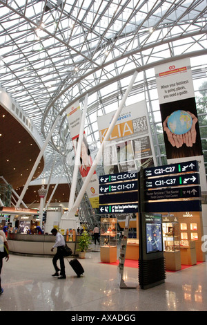 Duty free Shops im internationalen Flughafen Kuala Lumpur in Malaysia. Stockfoto