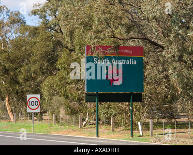 Straßenschild auf der Grenze zwischen Südaustralien und Victoria Stockfoto
