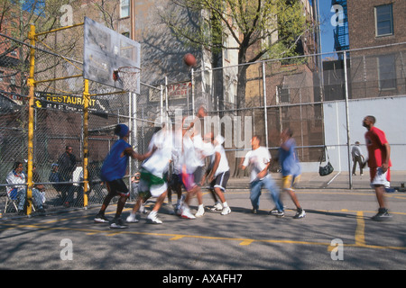 Junge Männer spielen Basketball, Manhattan, New York City, New York, USA, Amerika Stockfoto