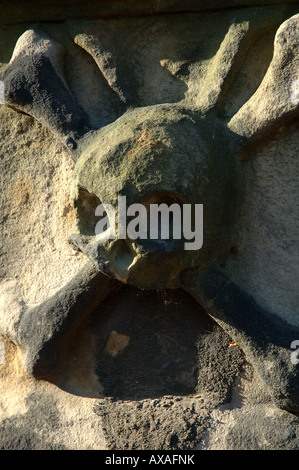 Schädel und gekreuzten Knochen geschnitzt in Stein auf einem Friedhof Grabstein in Greyfriars Kirkyard in Edinburgh Stockfoto