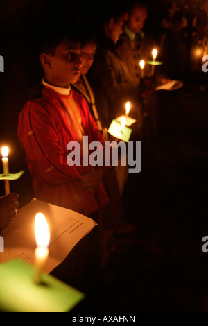 Feiern Ostern Vorabend auf der Krim Kirche, Beyoglu, Istanbul, Türkei, die die Kerzen am österlichen Feuer angezündet haben Stockfoto