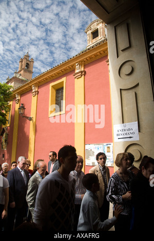 Menschen, die ins Gran Poder Basilika für die Hand-küssen das Christus-Bild am Palmsonntag, Sevilla, Spanien Stockfoto