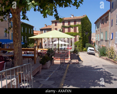 In einem schattigen Bereich Im Stadtzentrum, Al Fresko Restaurant am Café im Le Garde Freinet Stockfoto