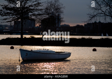 Ein Segelboot vor Anker am Charles River in Boston bei Sonnenuntergang. Stockfoto