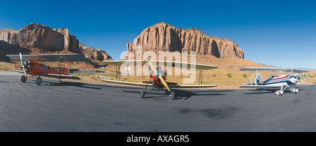 Doppeldecker-Vor Felslandschaft, Monument Valley, Arizona, USA Stockfoto