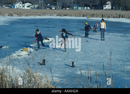 Kanadischen Jungs spielen Hockey auf einem zugefrorenen Teich Ontario Kanada Stockfoto