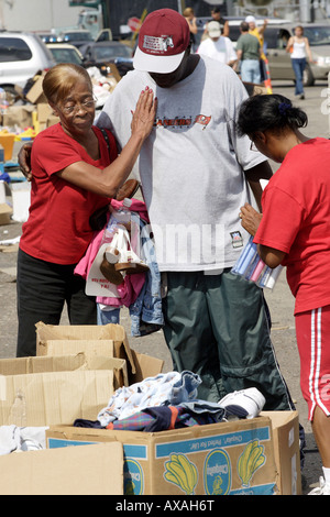 Verteilung der humanitären Hilfe nach dem Hurrikan Katrina, Waveland, USA Stockfoto