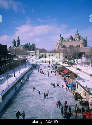 Skater auf der zugefrorenen Rideau Canal mit Parlamentsgebäude Chateau Laurier hinter Ottawa Ontario Kanada Stockfoto