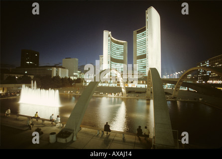 Sommerabend mit beleuchteten Springbrunnen vor Toronto City Hall Toronto Ontario Kanada Stockfoto