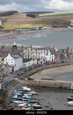 Die Stadt Stonehaven in Aberdeenshire, Schottland, zeigt den Hafen und die umliegende Landschaft Stockfoto