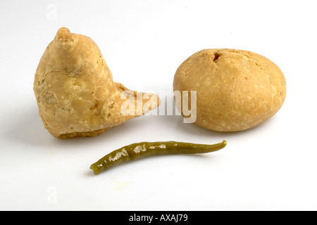 AAD73225 ein Khasta Samosa und einem Kachori gebraten vegetarische indische Snack und eine grüne kühl auf weißem Hintergrund Stockfoto