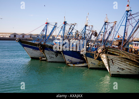 Agadir Fischerhafen, Marokko, Nord-West-Afrika. Blaue Angelboote/Fischerboote im Hafen. Petit Port de peche Stockfoto