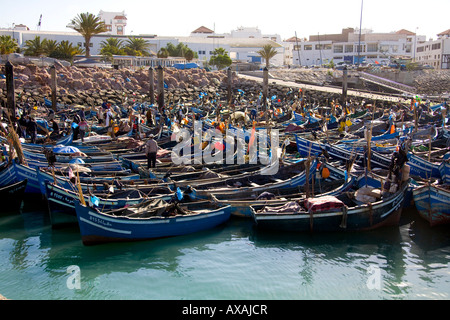 Agadir Fischerhafen, Marokko, Nord-West-Afrika. Blaue Angelboote/Fischerboote im Hafen. Petit Port de peche Stockfoto