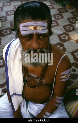 Ein Hindu-Verehrer mit Tilaka, der auf seiner Stirn markiert Tamil Nadu Staat Indien Stockfoto