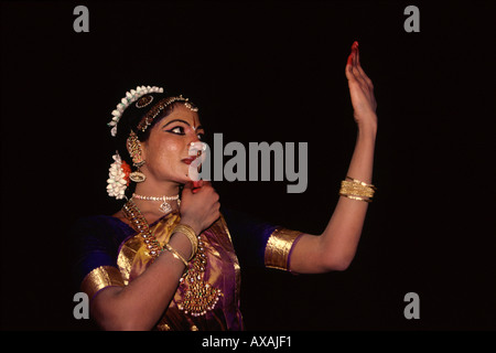 Eine indische Tänzerin die Mudras Handbewegung als Symbol im klassischen Tanz Bharatanatyam oder Bharathanatiyam. Tamil Nadu in Südindien Stockfoto