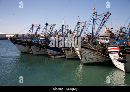 Agadir Fischerhafen, Marokko, Nord-West-Afrika. Blaue Angelboote/Fischerboote im Hafen. Petit Port de peche Stockfoto