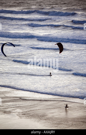 Kite-Surfer im Watergate Bay in der Nähe von Newquay, Cornwall Surfen Küste Wellen Linien Strand Wassersport aufrecht Stockfoto