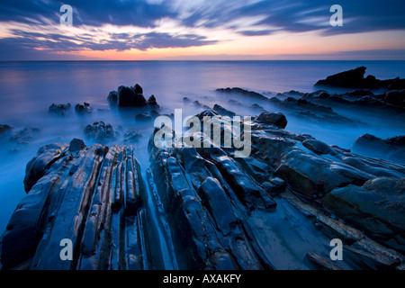 Twilight auf den Felsvorsprüngen an Sandymouth in Cornwall Stockfoto