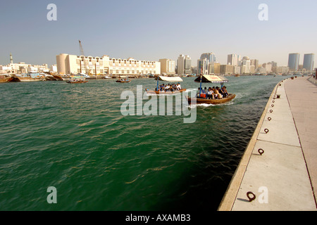 Abras (hölzernen Motorboote) Überführung Passagiere über den Dubai Creek (Khor Dubai). Stockfoto