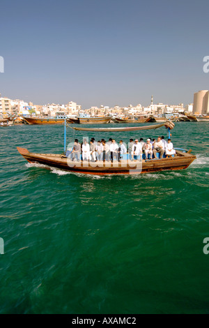 Abras (hölzernen Motorboote) Überführung Passagiere über den Dubai Creek (Khor Dubai). Stockfoto