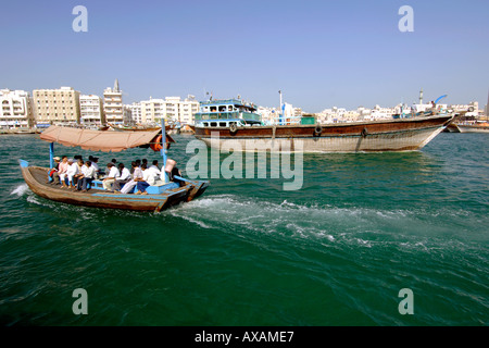 Abras (hölzernen Motorboote) Überführung Passagiere über den Dubai Creek (Khor Dubai). Stockfoto