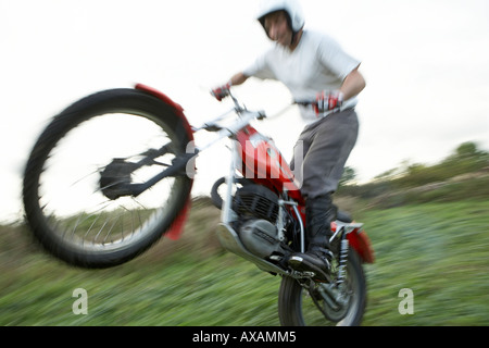 Motorradfahrer zieht einen Wheelie auf einem 1978 Bultaco Sherpa T 250ccm England UK Stockfoto