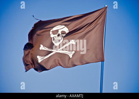 Piratenflagge im Wind am blauen Himmel. Stockfoto