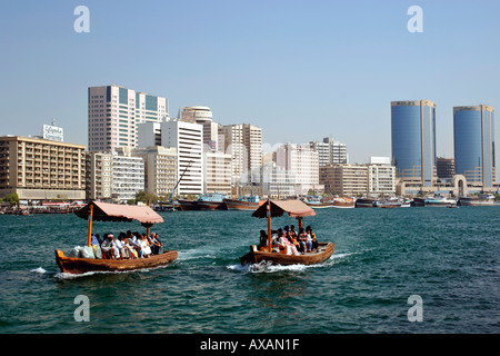 "Abras", motor-Holzboote Überführung Passagiere über den Dubai Creek (Khor Dubai) in den Vereinigten Arabischen Emiraten. Stockfoto