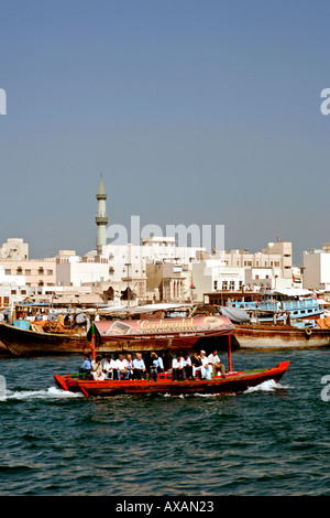 Abras (hölzernen Motorboote) Überführung Passagiere über den Dubai Creek (Khor Dubai). Stockfoto