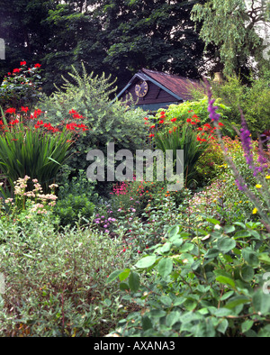 Garten Grenze dicht bepflanzten Sommer, Garten Nebengebäude-Clock-Funktion Stockfoto