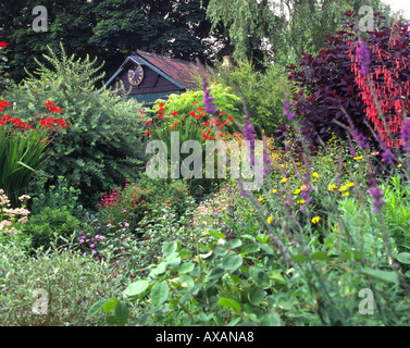 Garten Grenze dicht bepflanzten Sommer, Garten Nebengebäude-Clock-Funktion Stockfoto