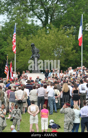 60. D Tag Jubiläumsfeier bei Iron Mike Statue in der Nähe von St. Mere Eglise Normandie Frankreich, d-Day-Fallschirmjäger-Denkmal Stockfoto