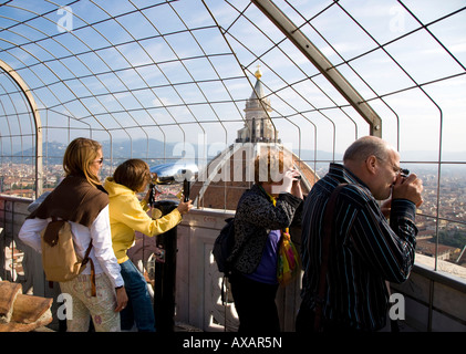Touristen auf der Spitze des Campanile fotografieren Florenz Italien Stockfoto