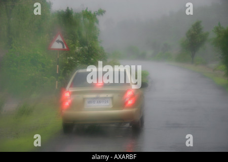 SSK73932 schweren Monsunregen auf Straße in Richtung Mulshi See Pune Maharashtra, Indien Stockfoto
