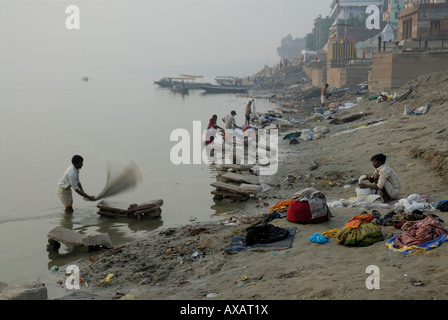 In den frühen Morgenstunden, Wäsche Arbeiter Wäschewaschen am Ufer des heiligen Flusses Ganges Varanasi Indien Stockfoto