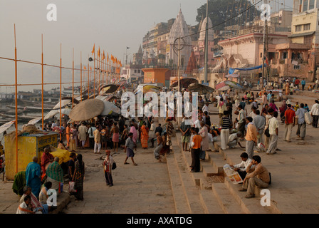 Einem anstrengenden Vormittag auf den Ghats am Ufer des heiligen Flusses Ganges in Varanasi, Indien Stockfoto